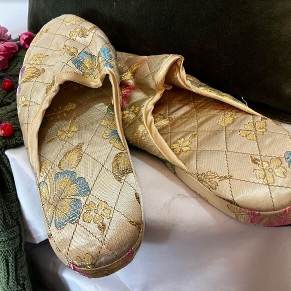 Elegant Women's Asian-Inspired Gold Embroidered Slippers Size 9 NWOT - Picture 3 of 5